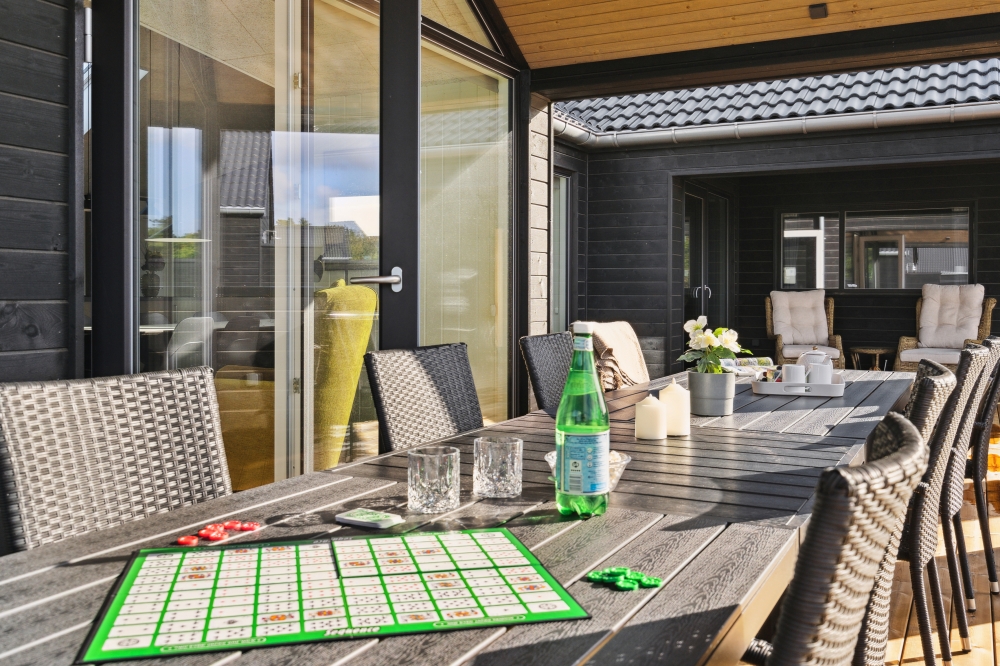 Luksushus nr. 655 har en deilig terrasse med gode hagemøbler til 14 personer.