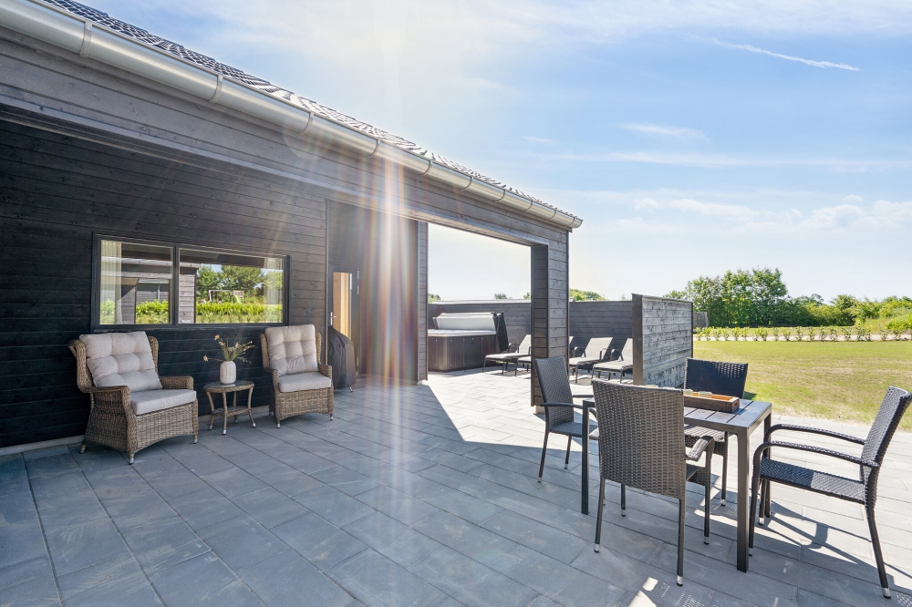 Luksushus nr. 657 har en deilig terrasse med gode hagemøbler til 20 personer.