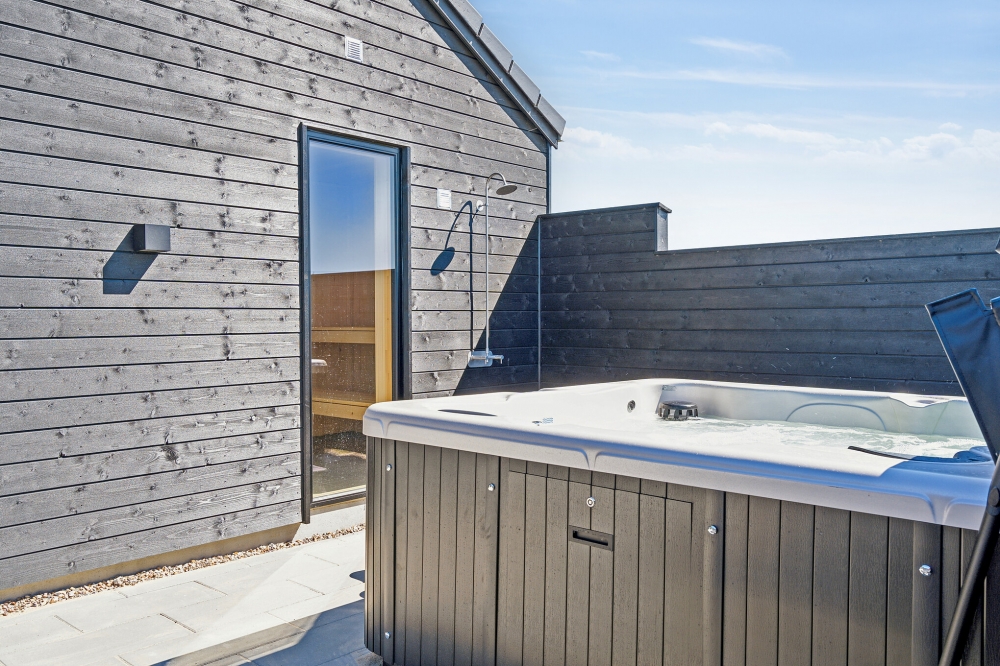 Nyt varmen i boblebadet i luksushus nr. 657 i Sydjylland