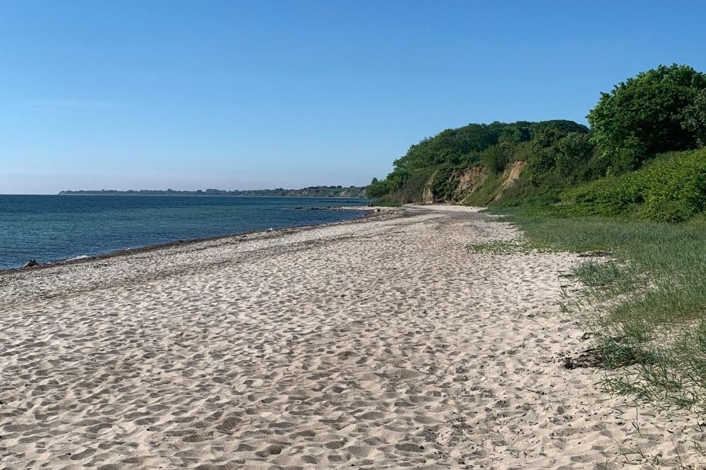 Stranden nær luksushus nr. 657 i Sydjylland er ideell til gåturer.