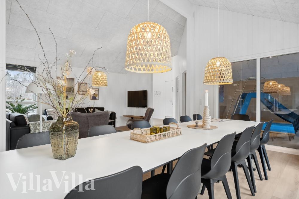 Det er plass til 20 personer i det store lyse oppholdsrommet i luksushus nr. 658.