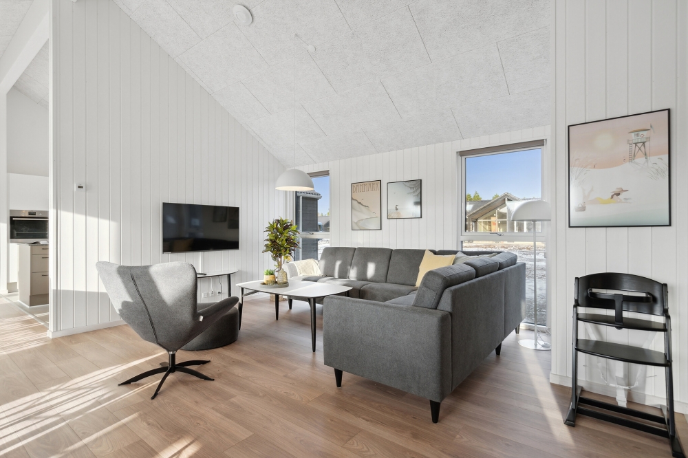 Sofaen i luksushus nr. 659 i Nordjylland er perfekt for å hygge seg med et brettspill eller se en film sammen.