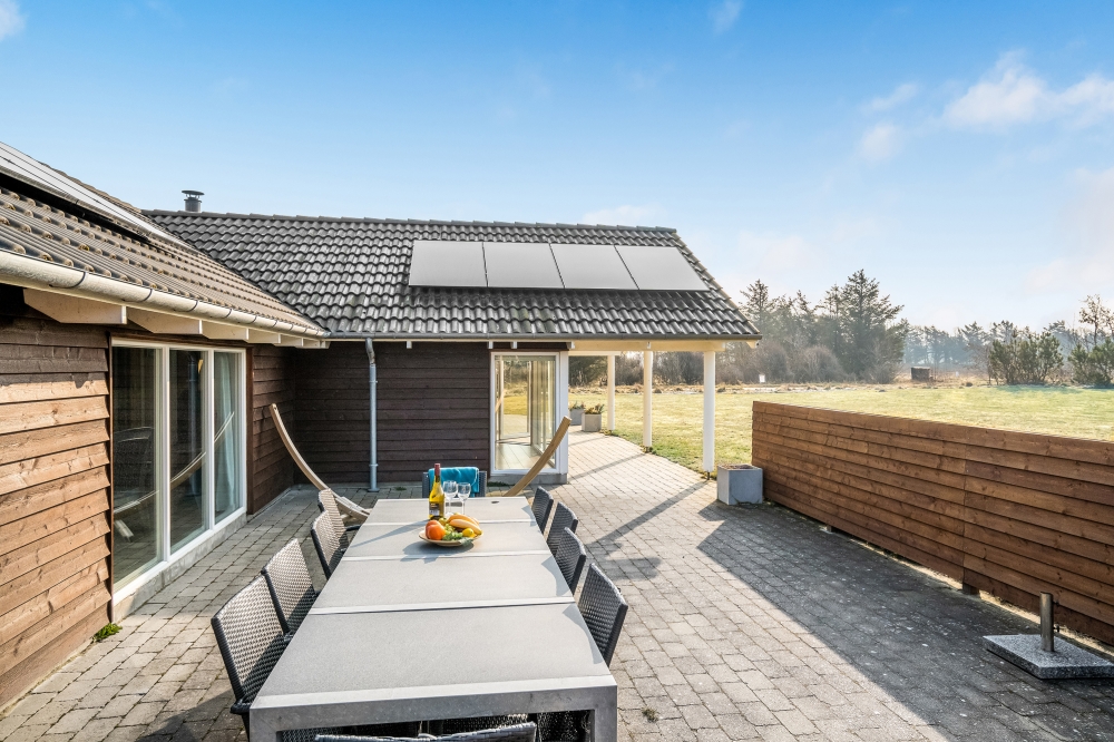 Nyt en grillkveld på terrassen i luksushus nr. 236 i Nordjylland