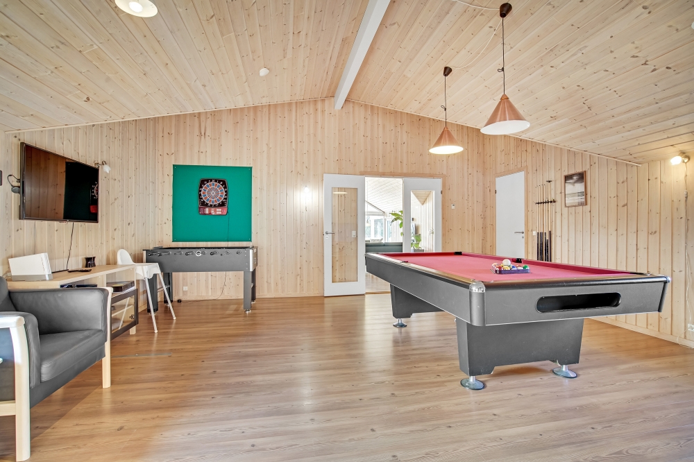 I tillegg til alle aktivitetsmulighetene i husets bassengavdeling, kan du også spille biljard, bordtennis og dart i luksushus nr. 236