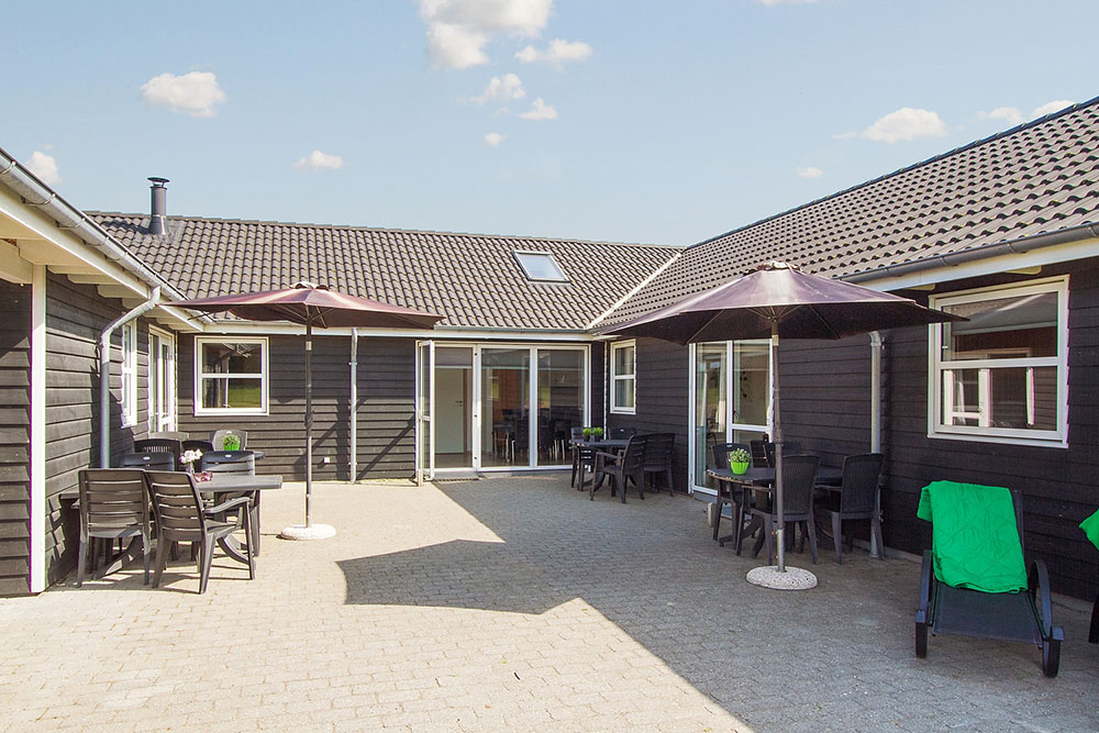 Luksushus nr. 196 har en deilig terrasse med gode hagemøbler til 22 personer.