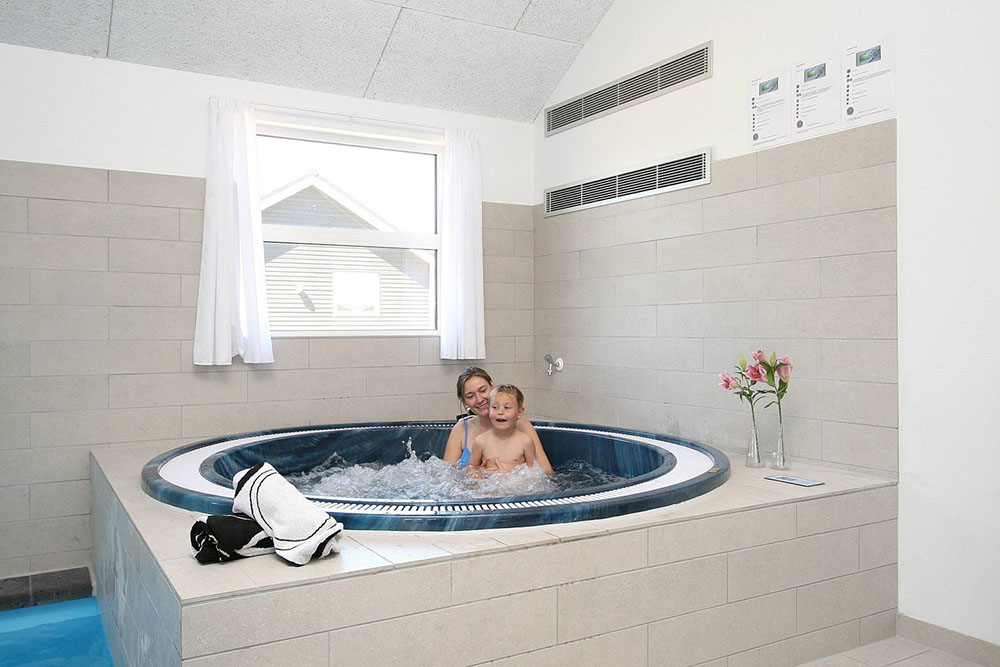 Nyt varmen i boblebadet i luksushus nr. 196 i Nordjylland