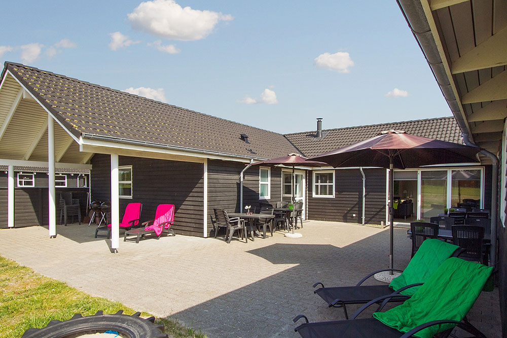 Nyt en grillkveld på terrassen i luksushus nr. 196 i Nordjylland