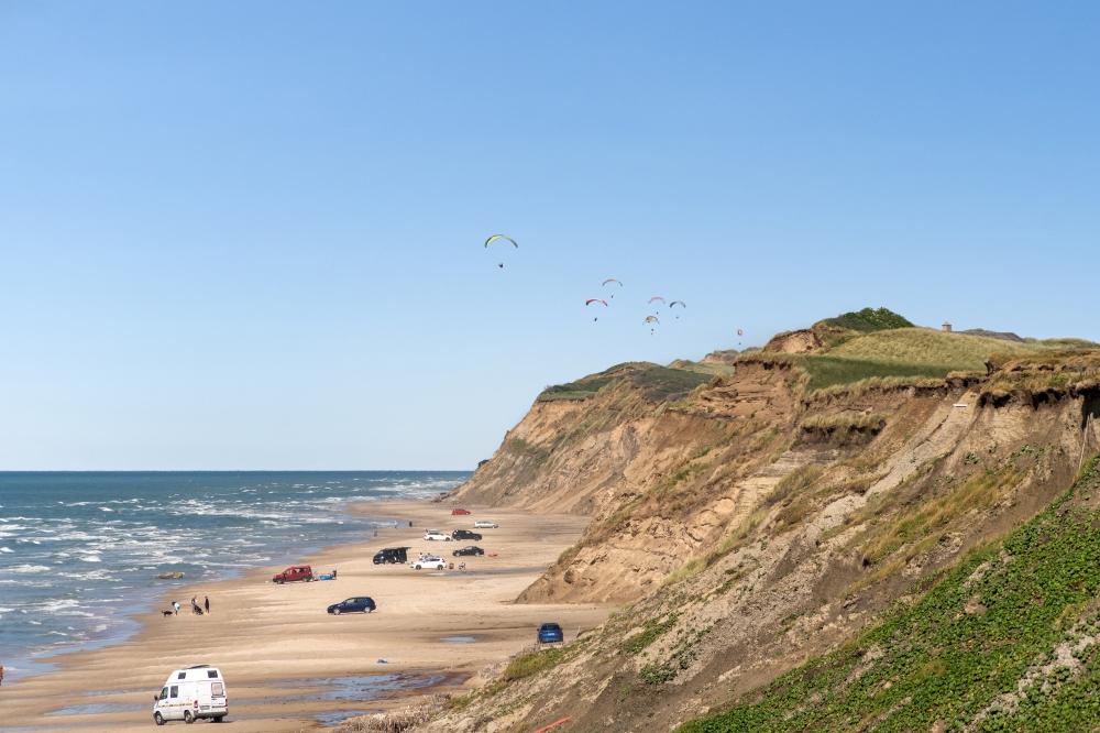 Stranden nær luksushus nr. 192 i Nordjylland er ideell til gåturer.