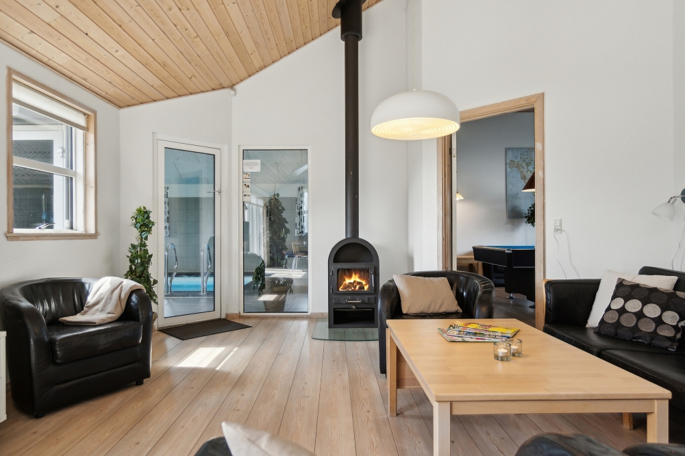 Sofaen i luksushus nr. 192 i Nordjylland er perfekt for å hygge seg med et brettspill eller se en film sammen.