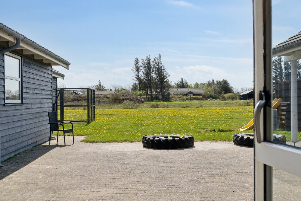 Nyt en grillkveld på terrassen i luksushus nr. 192 i Nordjylland