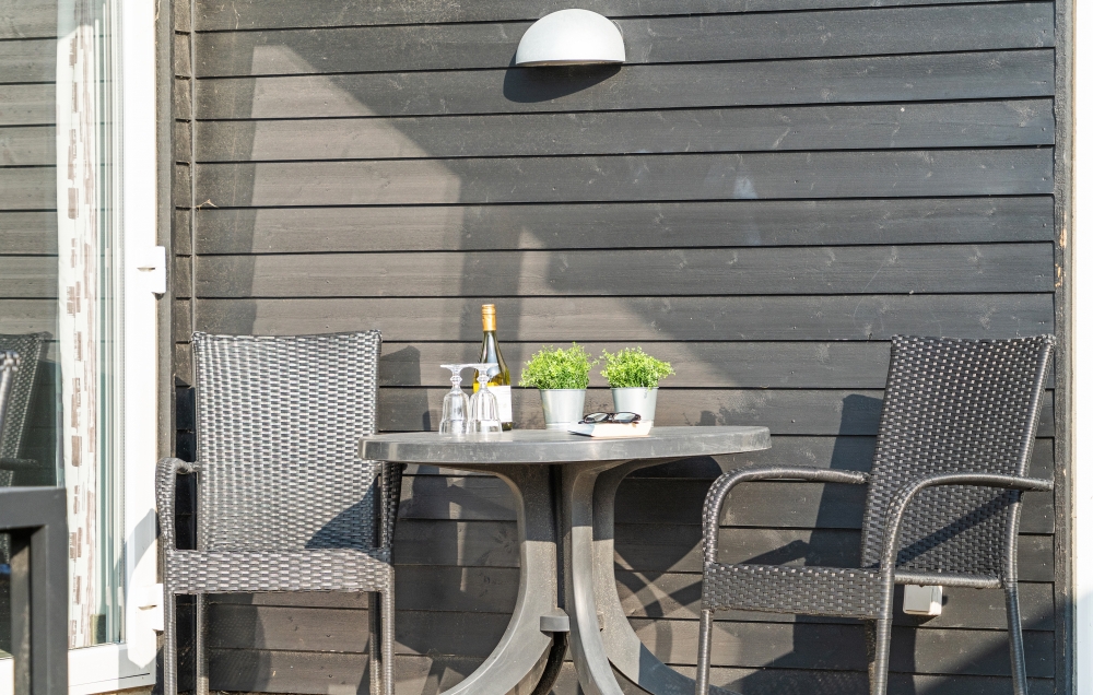 Nyt en grillkveld på terrassen i luksushus nr. 194 i Nordjylland