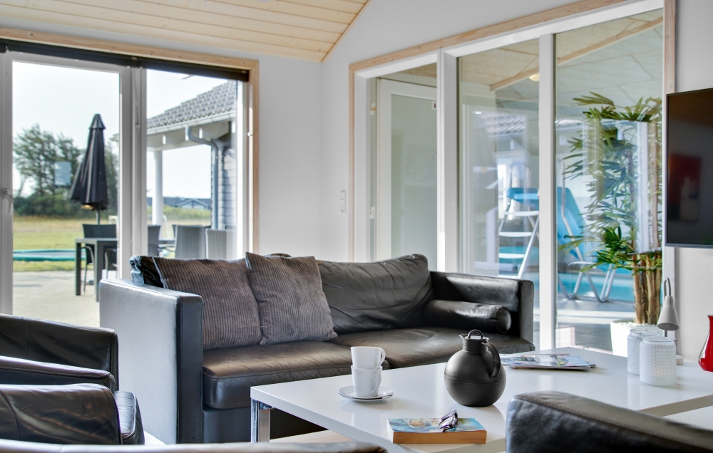 Sofaen i luksushus nr. 194 i Nordjylland er perfekt for å hygge seg med et brettspill eller se en film sammen.