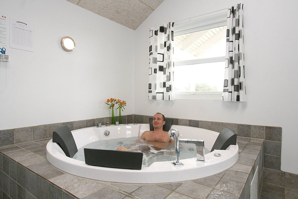 Nyt varmen i boblebadet i luksushus nr. 195 i Nordjylland