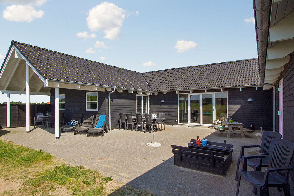 Nyt en grillkveld på terrassen i luksushus nr. 195 i Nordjylland