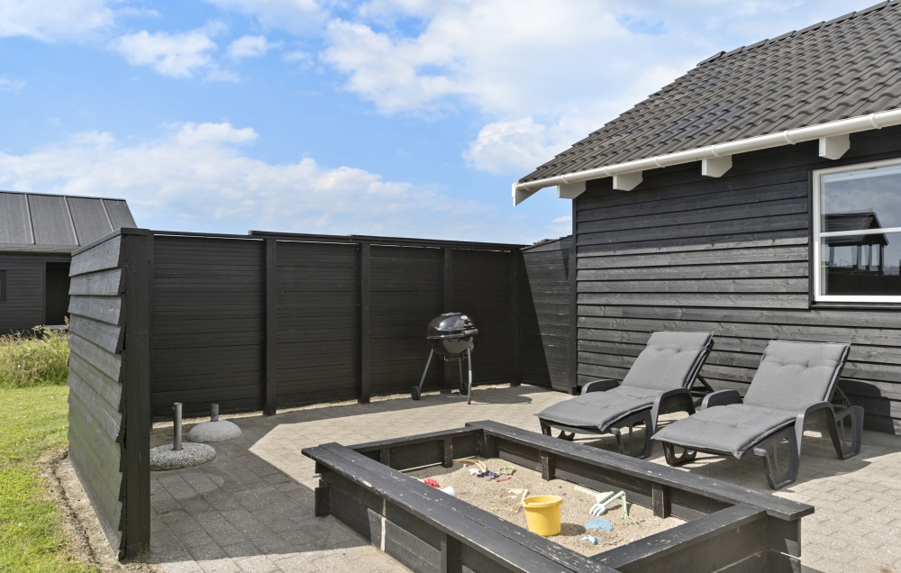 Nyt en grillkveld på terrassen i luksushus nr. 193 i Nordjylland