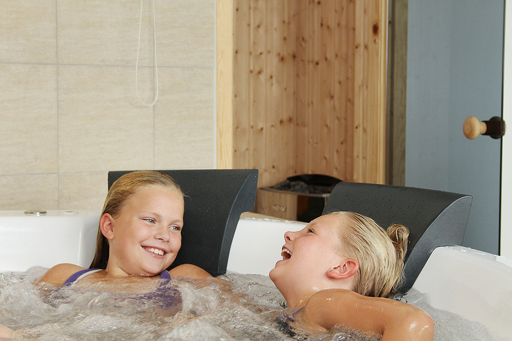 Nyt varmen i boblebadet i luksushus nr. 270 i Nordjylland