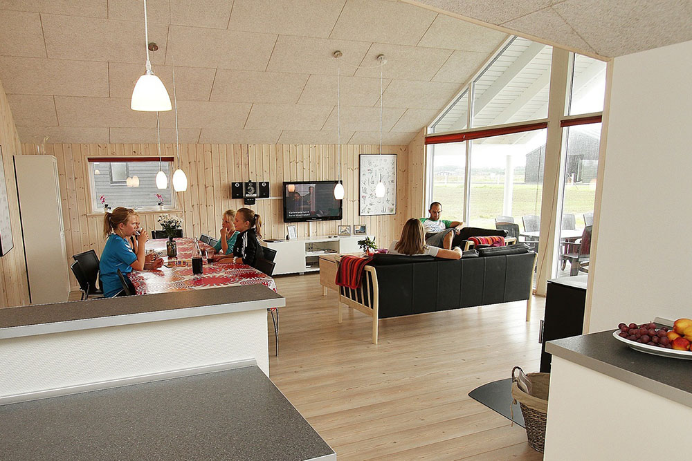 Det er plass til 14 personer i det store lyse oppholdsrommet i luksushus nr. 270.