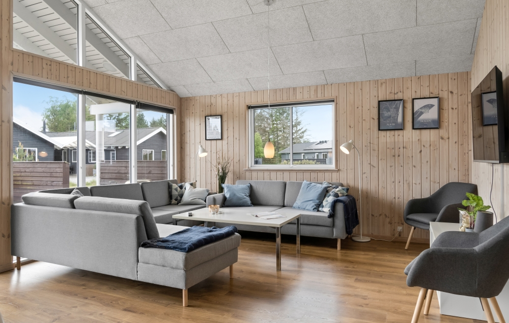 Det er plass til 18 personer i det store lyse oppholdsrommet i luksushus nr. 304.