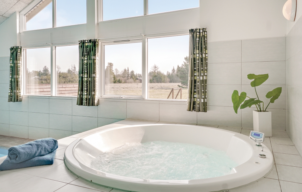 Nyt varmen i boblebadet i luksushus nr. 304 i Nordjylland