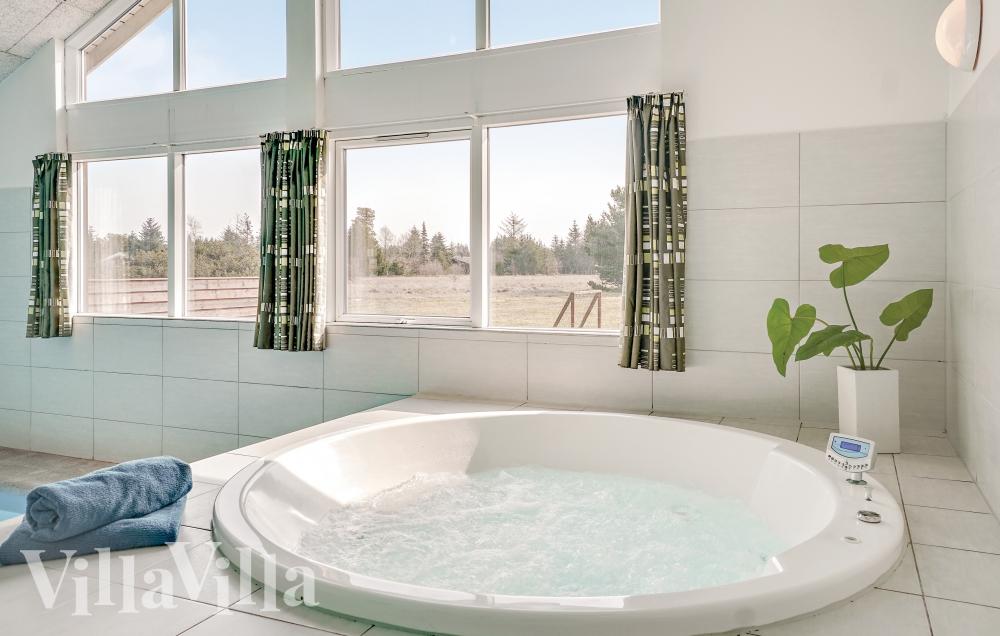Nyt varmen i boblebadet i luksushus nr. 304 i Nordjylland
