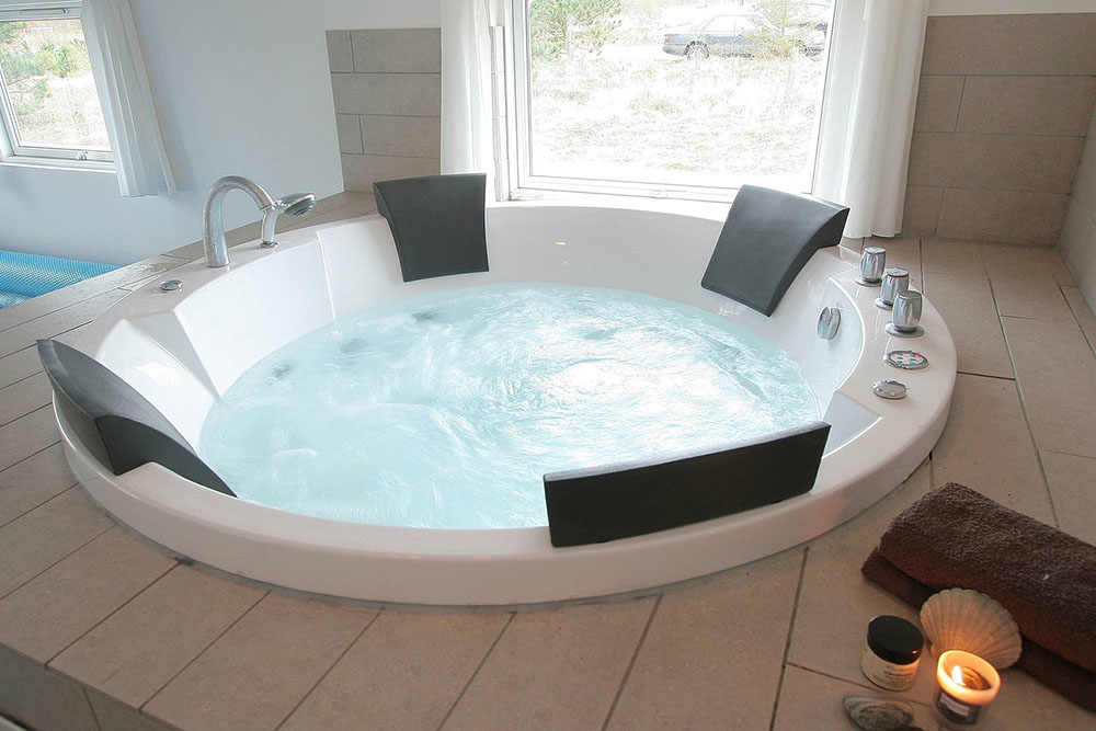 Nyt varmen i boblebadet i luksushus nr. 182 i Sydjylland