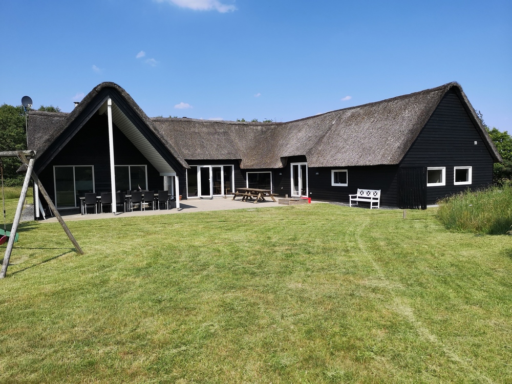 Dette er et velutstyrt sommerhus til 20 personer på naturskjønne Rømø, og rommer alt hva hjertet kan begjære ...
