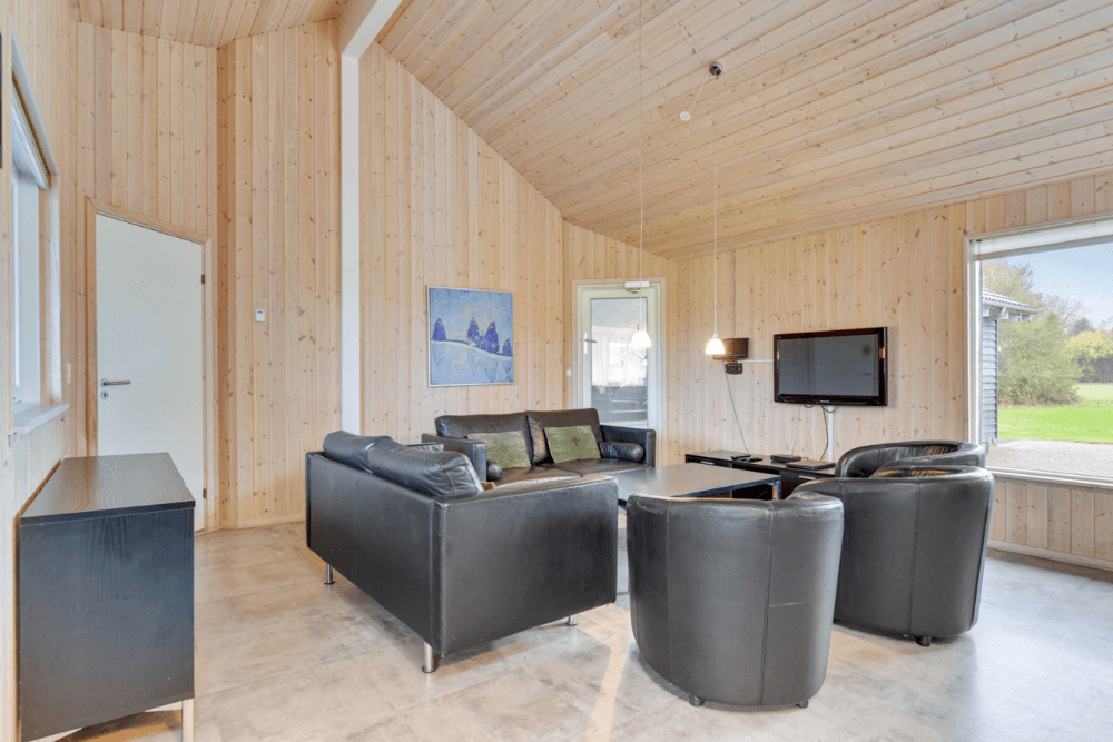 Sofaen i luksushus nr. 231 i Sydjylland er perfekt for å hygge seg med et brettspill eller se en film sammen.