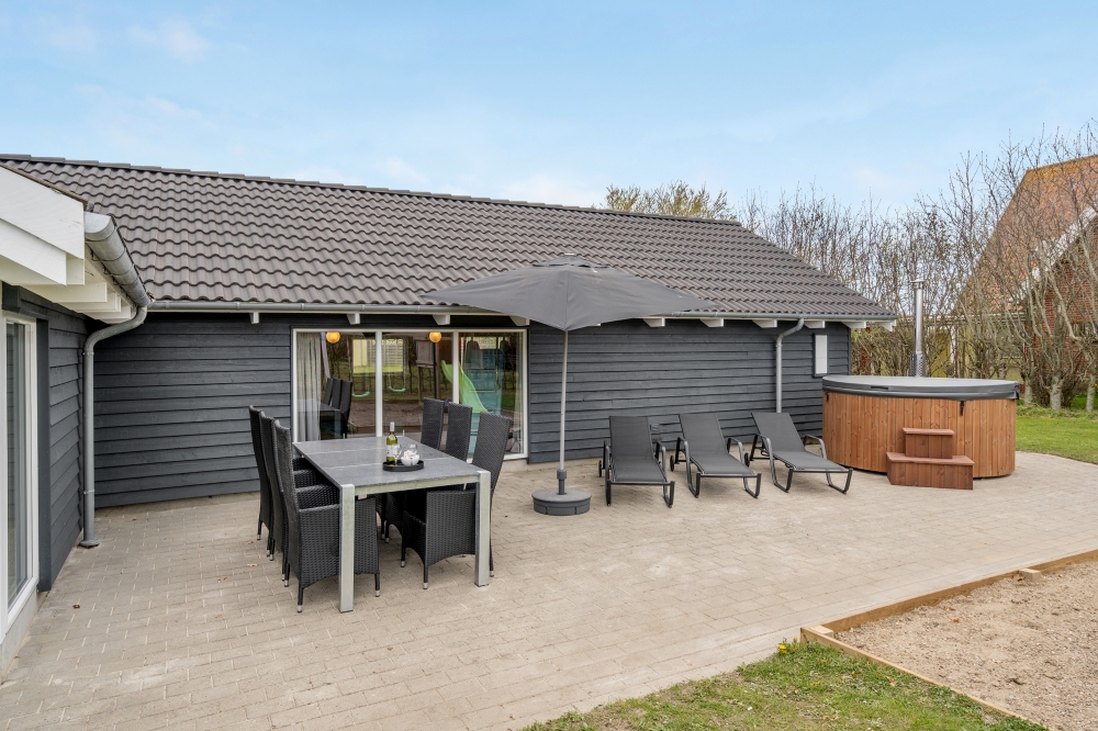 Nyt en grillkveld på terrassen i luksushus nr. 264 i Sydjylland