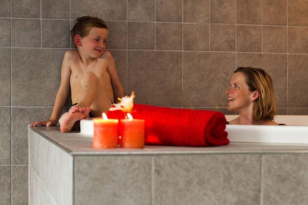 Nyt varmen i boblebadet i luksushus nr. 245 i Sydjylland