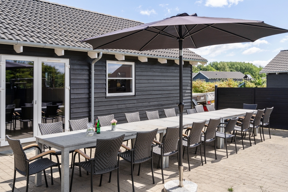 Luksushus nr. 246 har en deilig terrasse med gode hagemøbler til 16 personer.