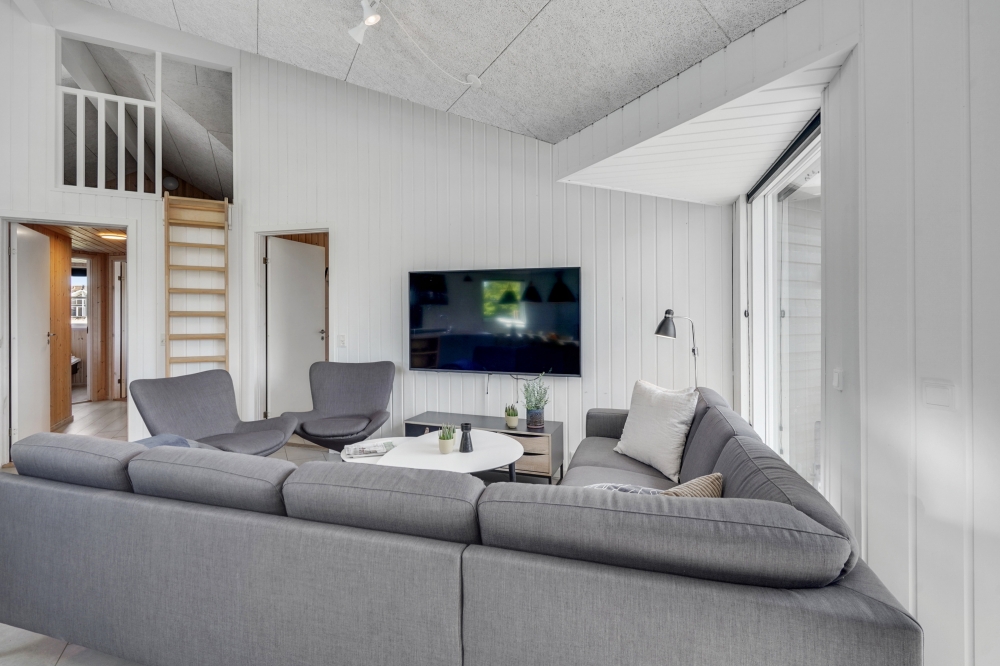 Sofaen i luksushus nr. 246 i Sydjylland er perfekt for å hygge seg med et brettspill eller se en film sammen.
