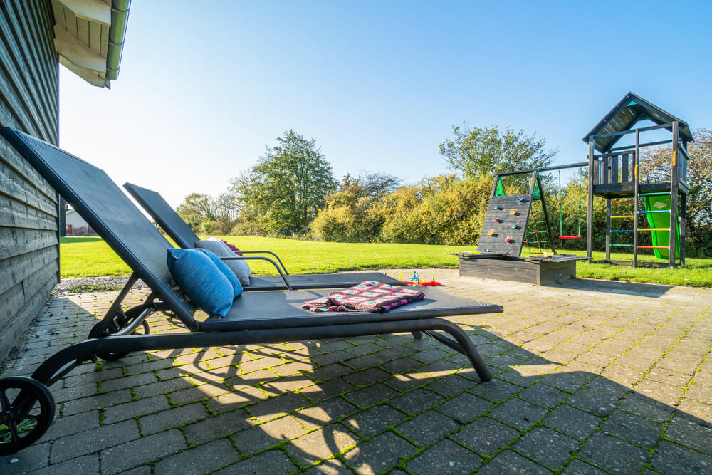 Nyt en grillkveld på terrassen i luksushus nr. 241 i Sydjylland