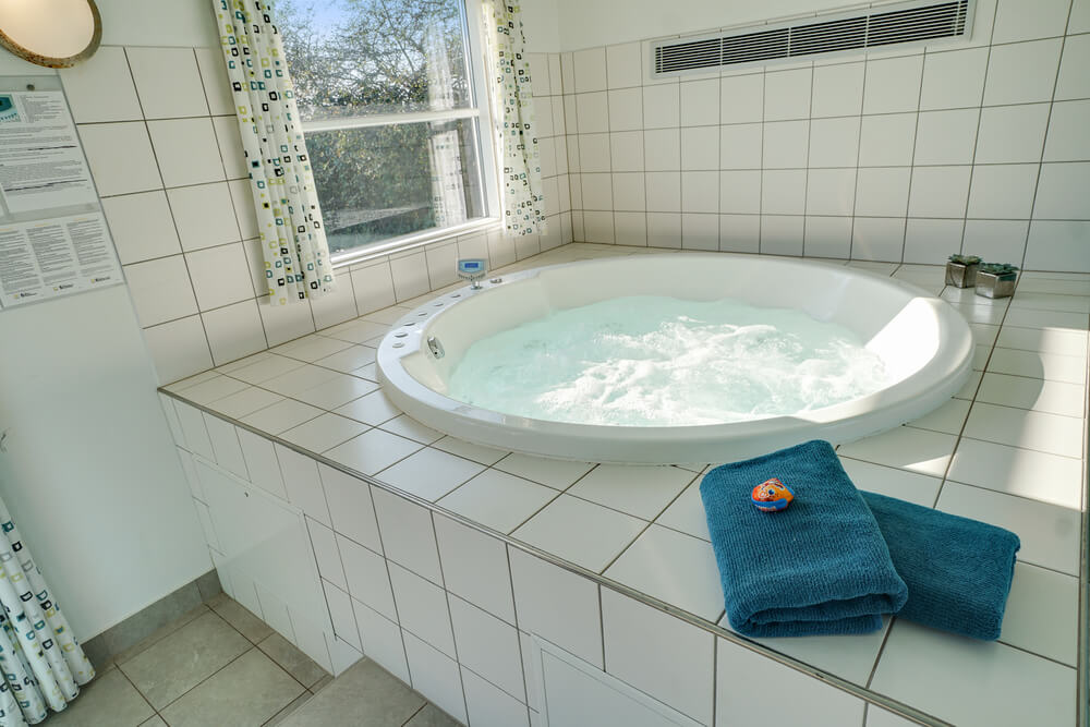 Nyt varmen i boblebadet i luksushus nr. 241 i Sydjylland