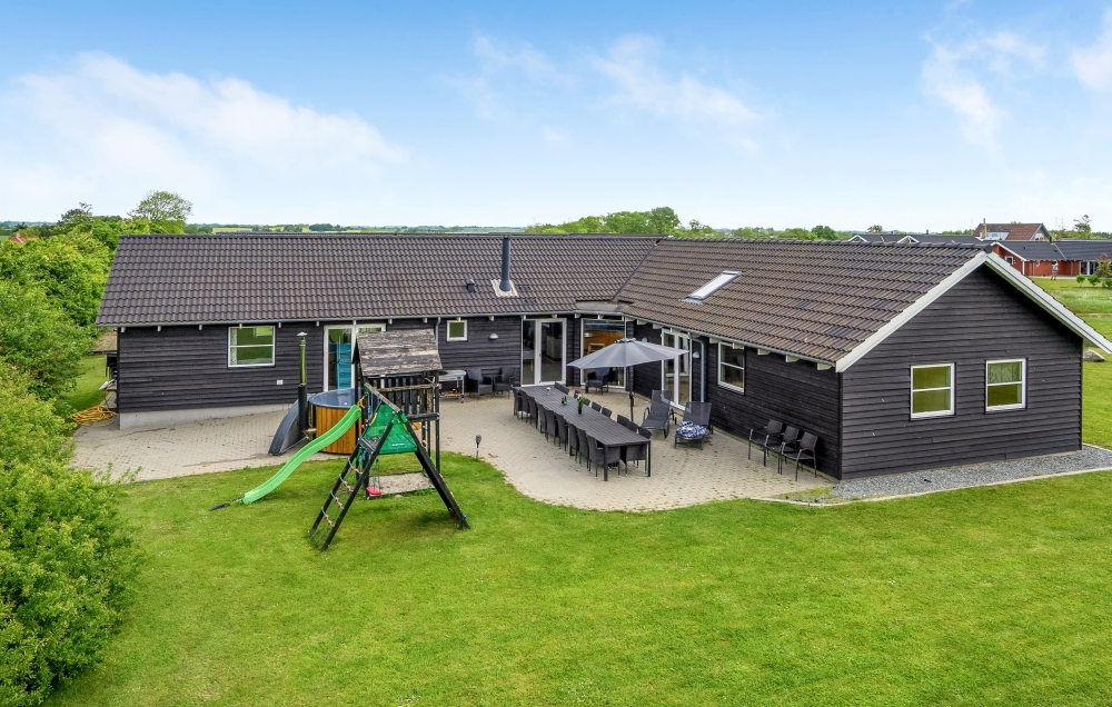 Dette lekre huset med svømmebasseng, nr. 241, med plass til 16 personer, ligger i Sydjylland