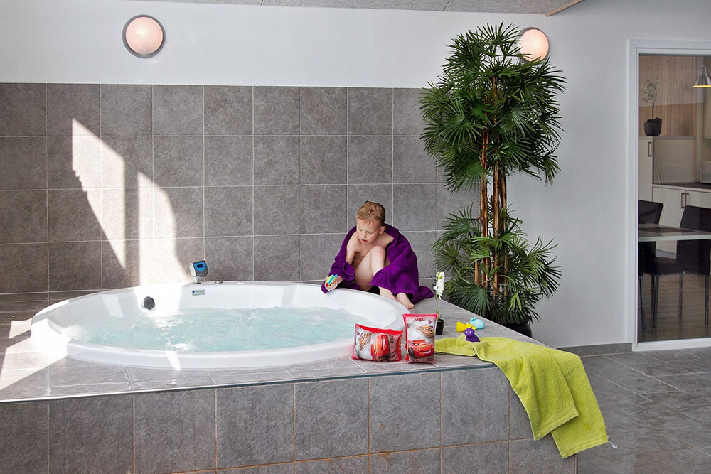 Nyt varmen i boblebadet i luksushus nr. 263 i Sydjylland