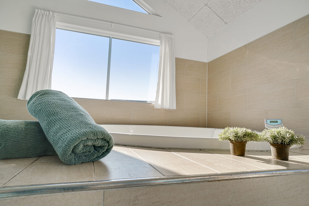 Nyt varmen i boblebadet i luksushus nr. 237 i Sydjylland