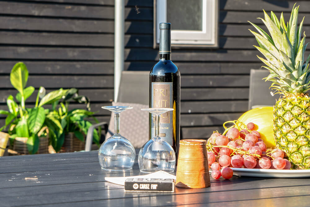 Nyt en grillkveld på terrassen i luksushus nr. 237 i Sydjylland