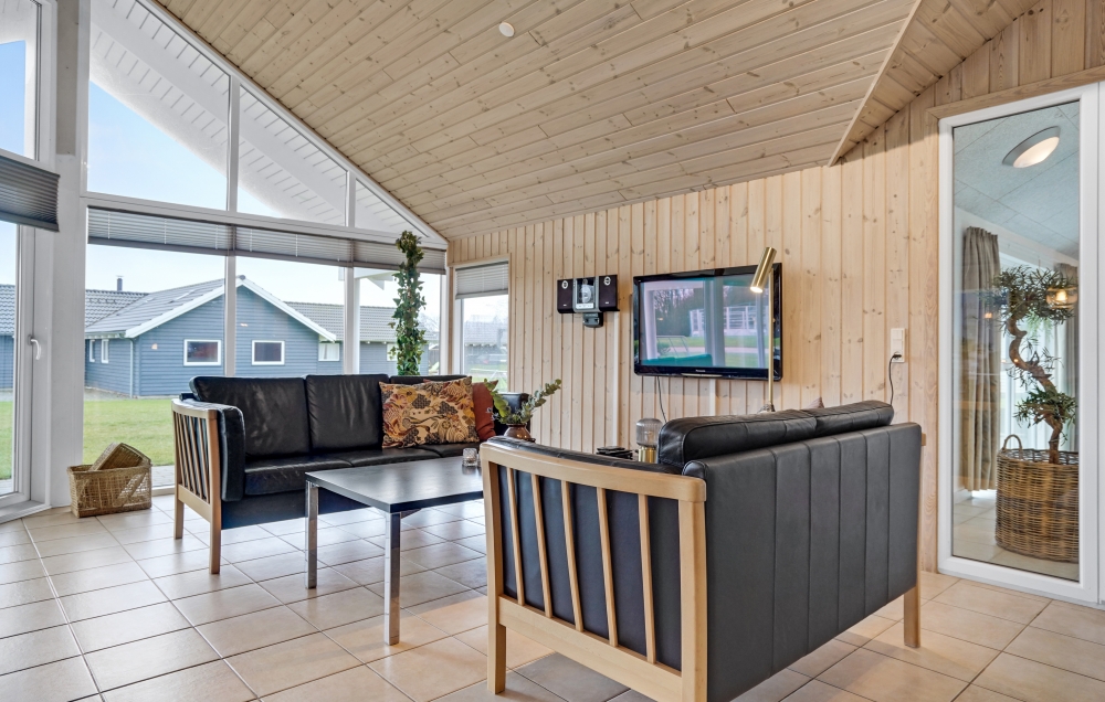 Det er god plass til hygge i feriehusets sofagruppe under oppholdet i luksushus nr. 262