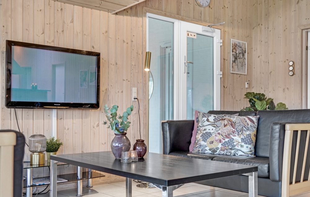Sofaen i luksushus nr. 262 i Sydjylland er perfekt for å hygge seg med et brettspill eller se en film sammen.