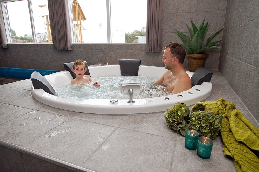Nyt varmen i boblebadet i luksushus nr. 255 i Sydjylland