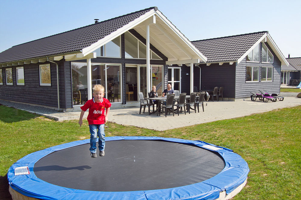Dette flotte og velutstyrte sommerhuset med basseng ligger ved Kegnæs Strand på Sydals' sørkyst. 
