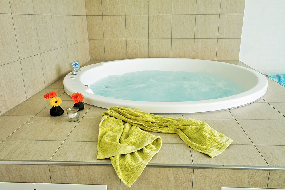 Nyt varmen i boblebadet i luksushus nr. 259 i Sydjylland