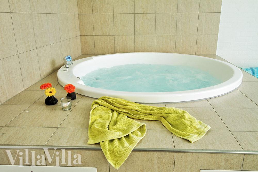 Nyt varmen i boblebadet i luksushus nr. 259 i Sydjylland