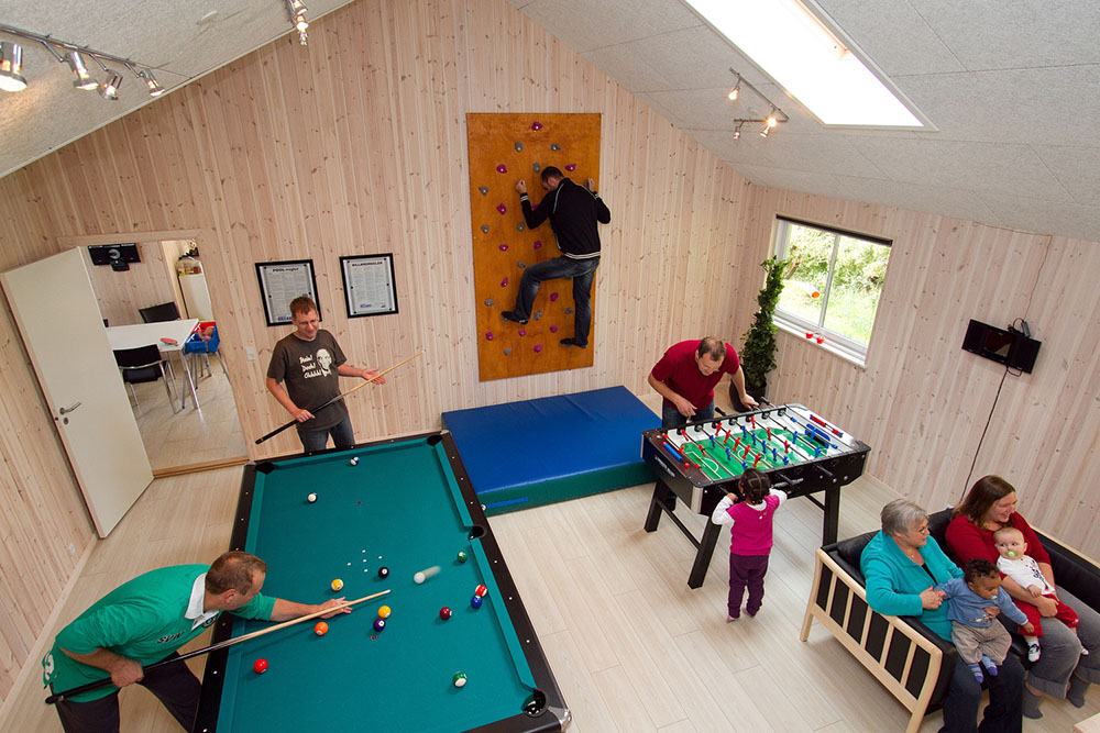 I tillegg til alle aktivitetsmulighetene i husets bassengavdeling, kan du også spille biljard, bordtennis og dart i luksushus nr. 259