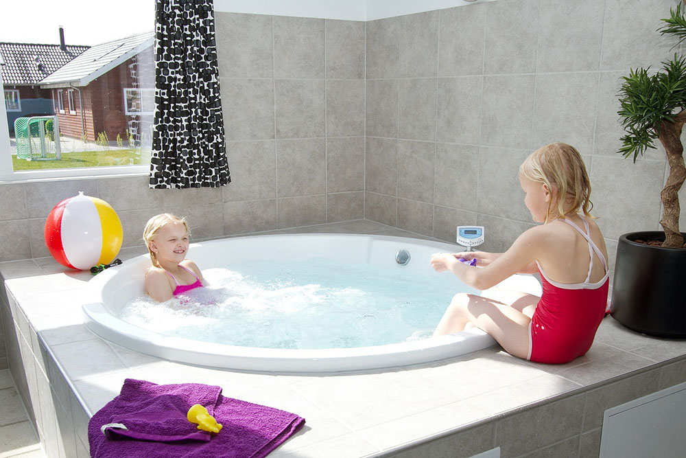 Nyt varmen i boblebadet i luksushus nr. 289 i Sydjylland