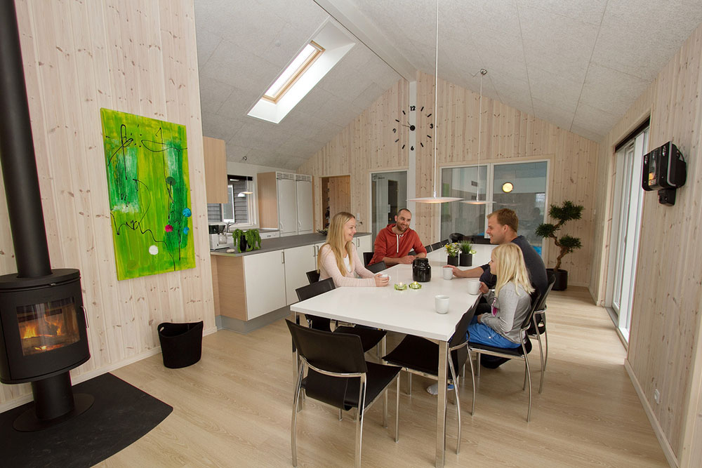 Det er plass til 18 personer i det store lyse oppholdsrommet i luksushus nr. 289.