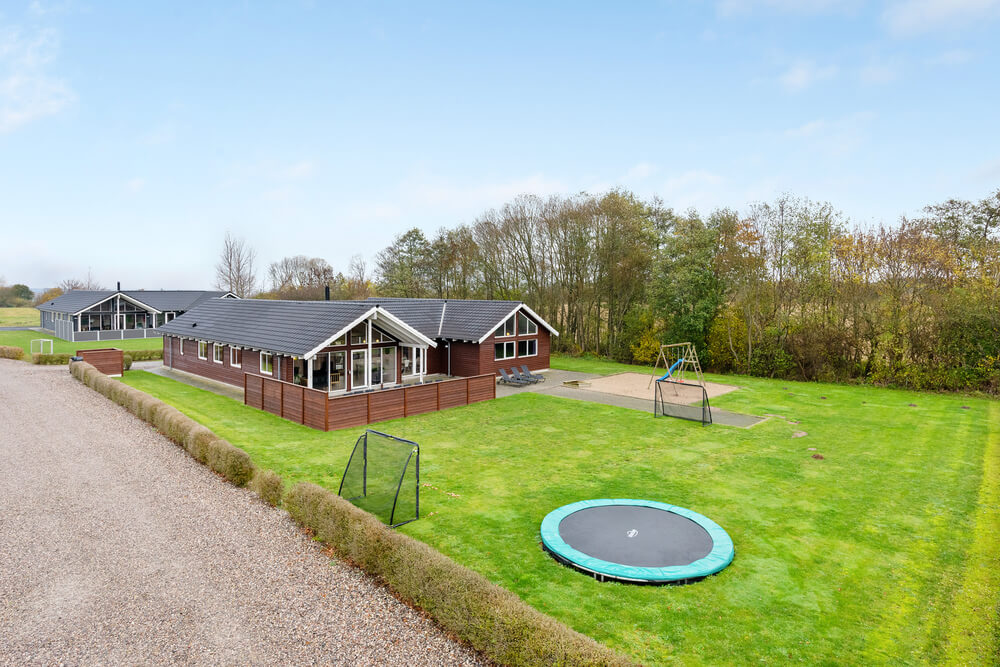Dette lekre huset med svømmebasseng, nr. 280, med plass til 18 personer, ligger i Sydjylland