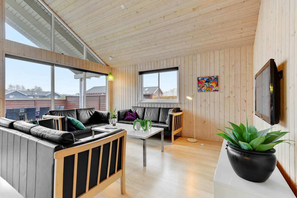 Det er god plass til hygge i feriehusets sofagruppe under oppholdet i luksushus nr. 280