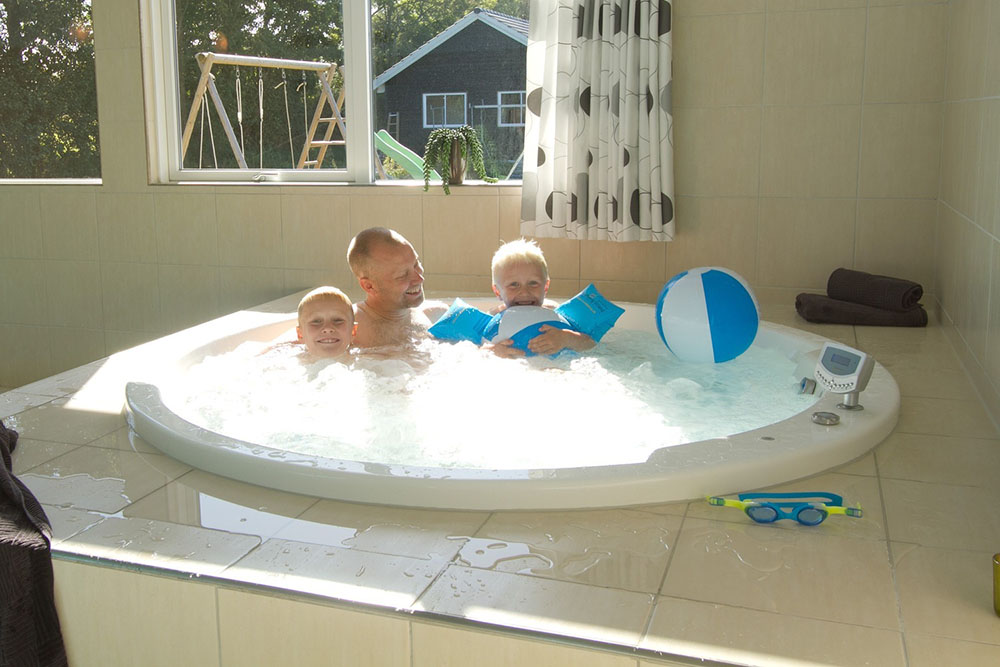 Nyt varmen i boblebadet i luksushus nr. 281 i Sydjylland