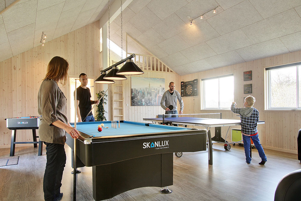 I tillegg til alle aktivitetsmulighetene i husets bassengavdeling, kan du også spille biljard, bordtennis og dart i luksushus nr. 298